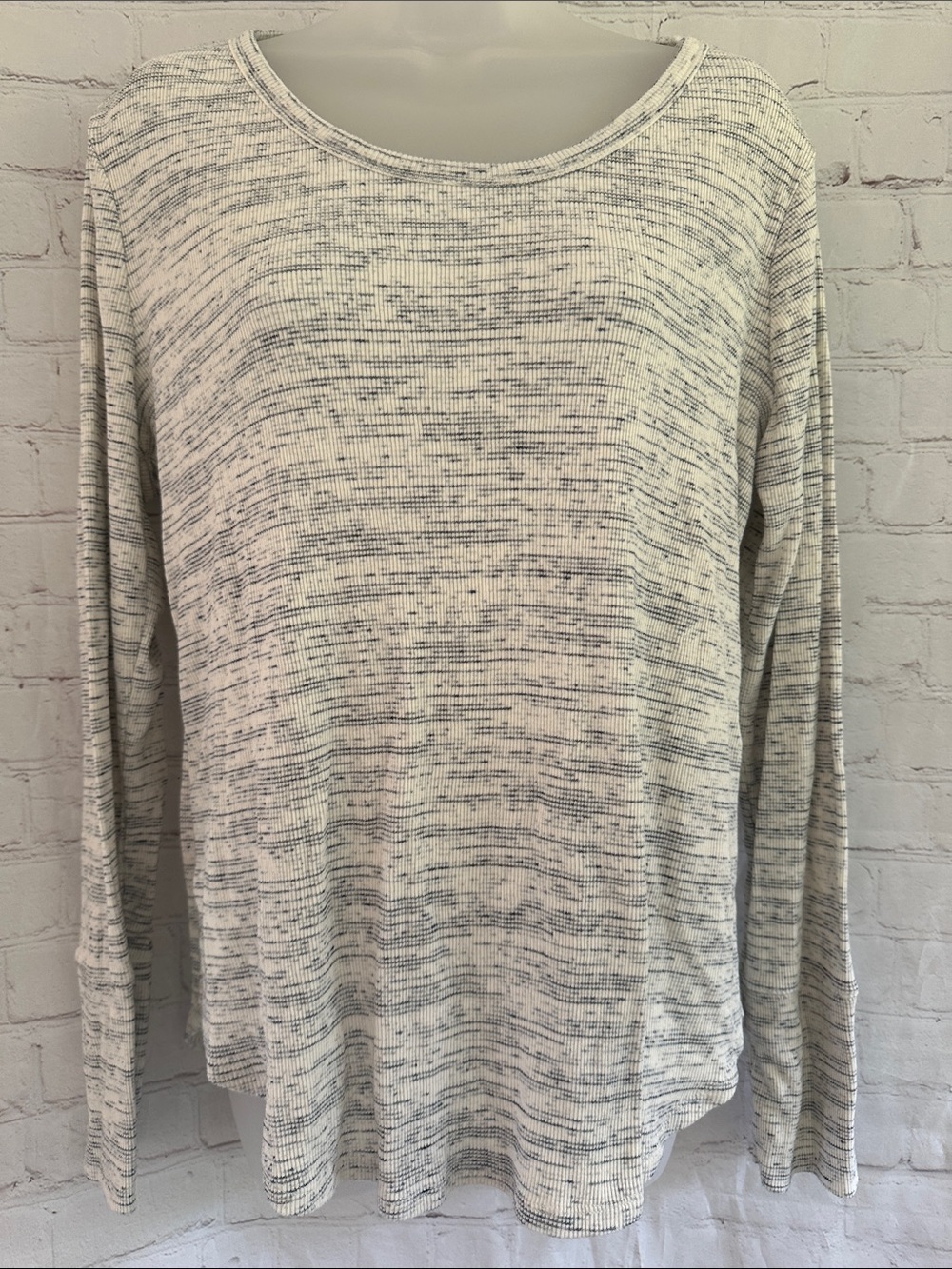 Liz Claiborne Lightweight White and Heathered Blue Ribbed Top size L